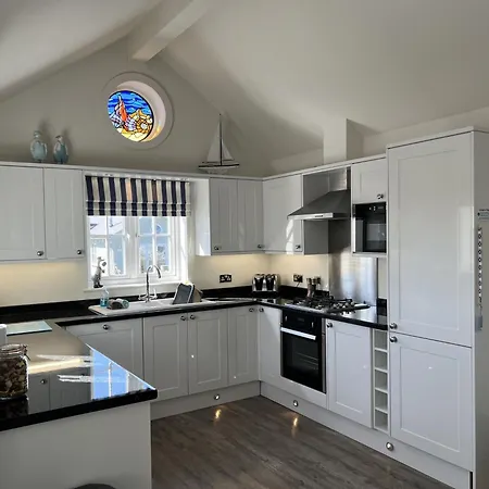 Seashell Cove, The Bay, 2 Bedrooms With Ensuites, Parking For 2 Cars, 2 Dogs Welcome Semesterbostad *