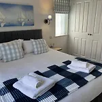 Seashell Cove, The Bay, 2 Bedrooms With Ensuites, Parking For 2 Cars, 2 Dogs Welcome * Filey