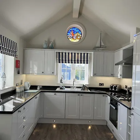 Seashell Cove, The Bay, 2 Bedrooms With Ensuites, Parking For 2 Cars, 2 Dogs Welcome ファイリー