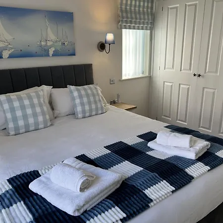 Seashell Cove, The Bay, 2 Bedrooms With Ensuites, Parking For 2 Cars, 2 Dogs Welcome * Filey